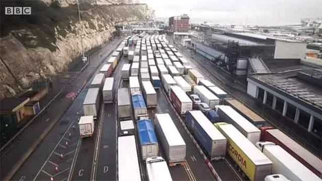 El cierre al tráfico por parte de Francia atrapa a 6.000 camiones en los alrededores de Dover. (Foto: BBC)
