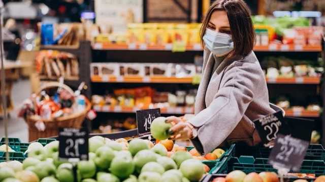 Mujer eligiendo fruta en super mercado de proximidad de nuevo concepto. (Foto: Freepik)