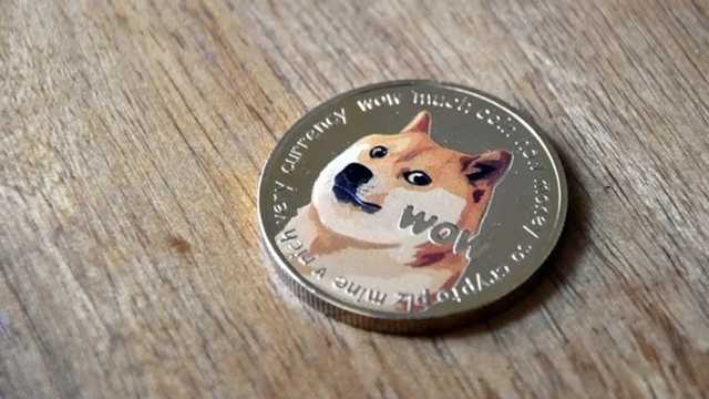 Una moneda física de la criptomoneda Dogecoin chapada en oro. (Foto: Wikimedia)