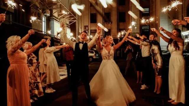 Momentos de fiesta en una boda donde los novios bailan junto con los invitados. (Fotos: Pexels)