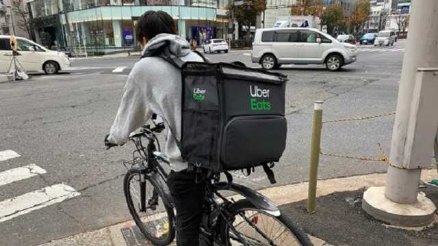 Repartidor de Uber Eats en bicicleta. (Foto: Freepik)