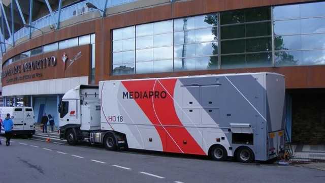 Camión de Mediapro en el estadio de Balaídos. (Foto: Wikimedia)